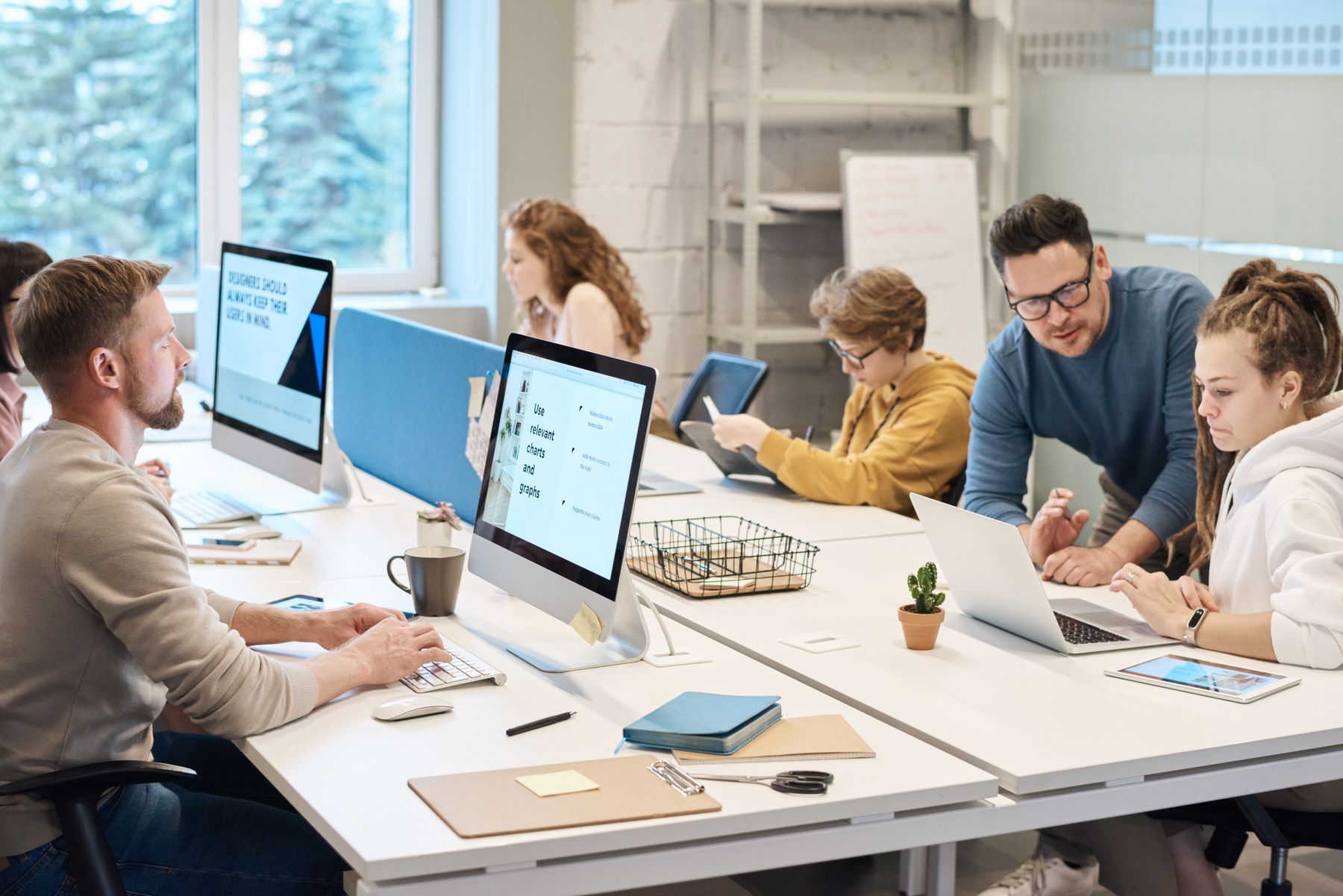 Mehrere Menschen arbeiten gemeinsam an einem Dokument